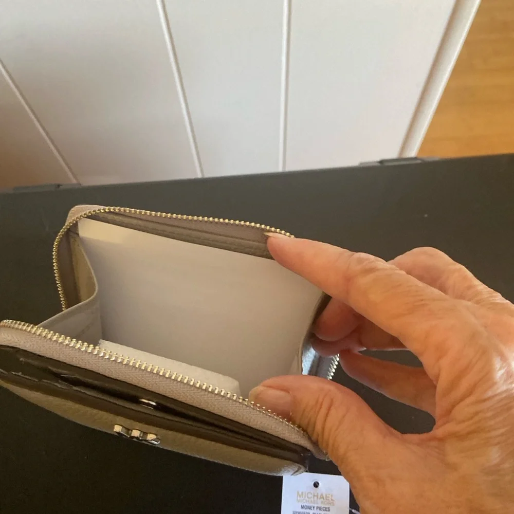 MICHAEL Michael Kors Pebble Pearl Gray Compact Wallet with Silver Logo - Picture 2 of 4